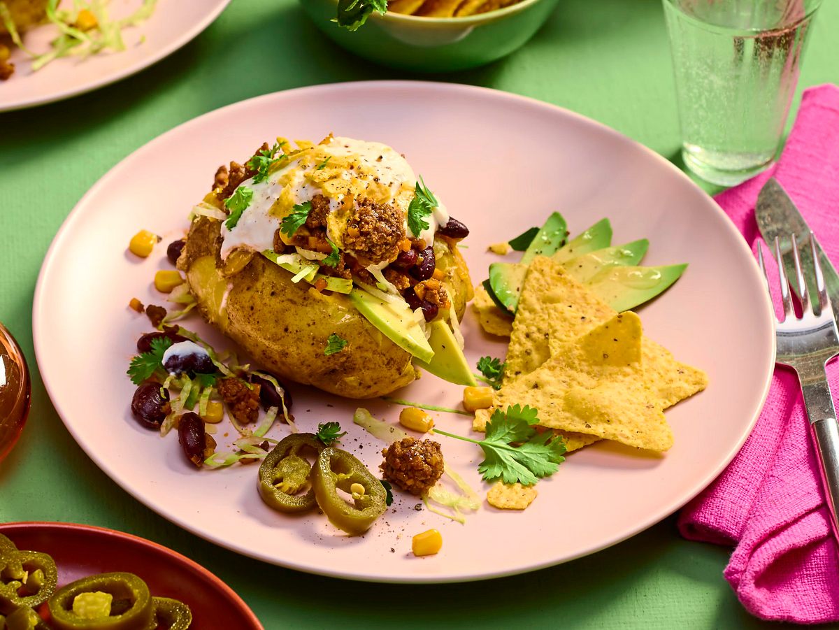 Chili con Kumpir mit Nacho-Crunch und Sour Cream Rezept