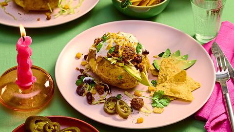 Chili con Kumpir mit Nacho-Crunch und Sour Cream Rezept - Foto: House of Food / Bauer Food Experts KG