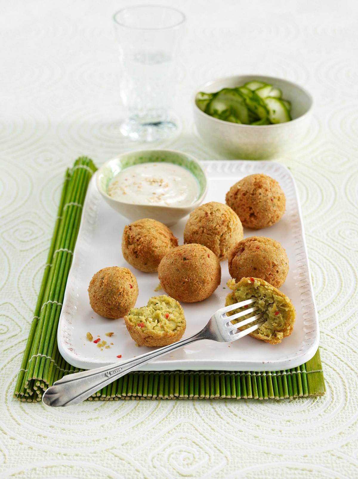 Chili-Falafel mit Gurkensalat und Sesam-Dip Rezept