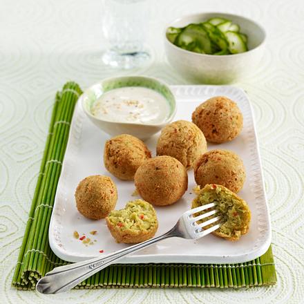 Chili-Falafel mit Gurkensalat und Sesam-Dip Rezept Chili-Falafel mit Gurkensalat und Sesam-Dip Rezept