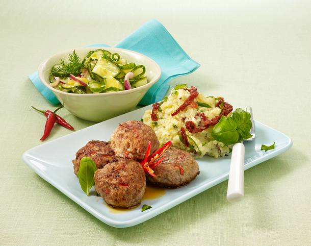 Chili-Frikadellen mit Tomaten-Kartoffelpüree und Gurkensalat Rezept Chili-Frikadellen mit Tomaten-Kartoffelpüree und Gurkensalat Rezept