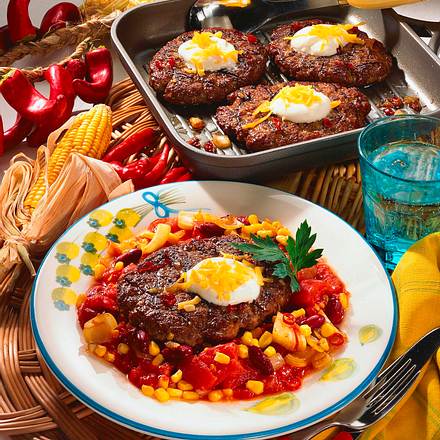 Chili-Hacksteaks auf Tomaten-Mais-Gemüse Rezept Chili-Hacksteaks auf Tomaten-Mais-Gemüse Rezept