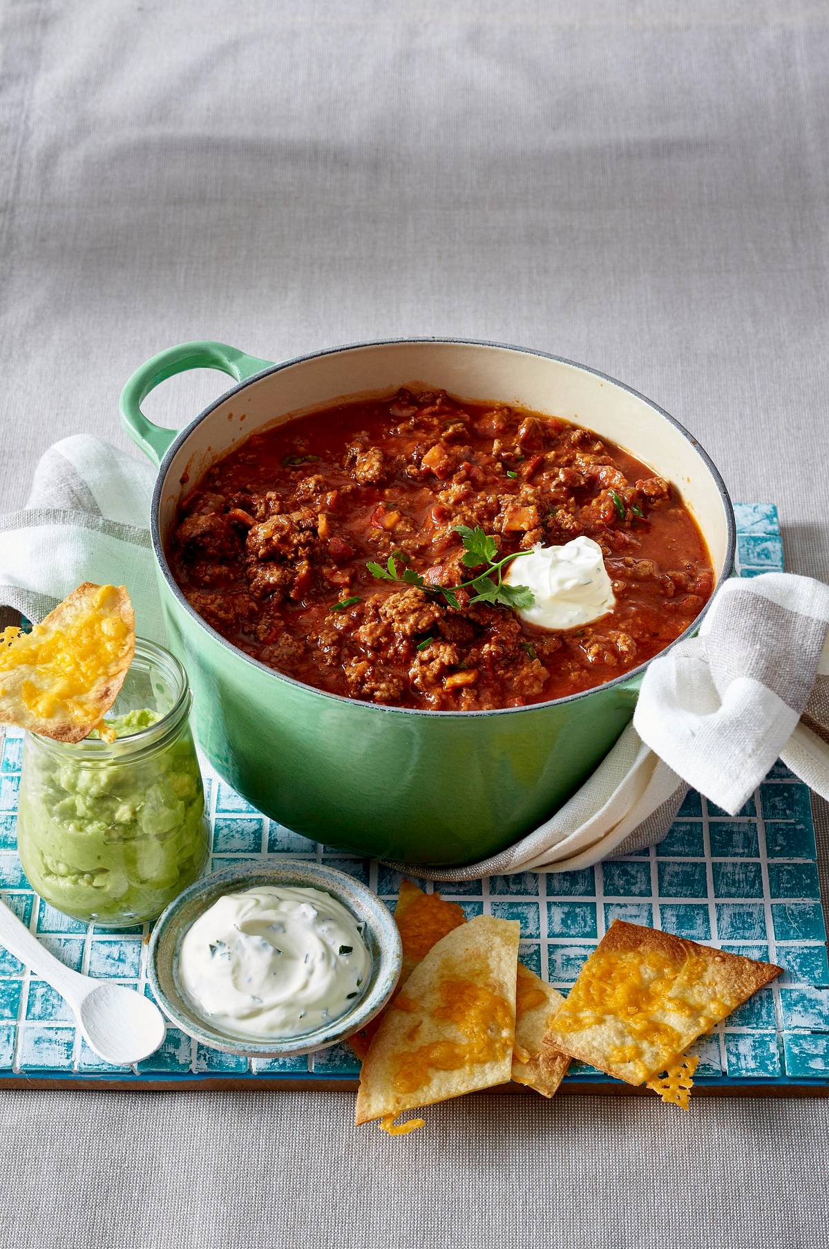 Chili mit Tortilla-Chips und Guacamole Rezept