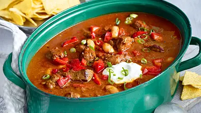 Chili-Rindfleisch in einer Casserole - Foto: LECKER @ Bauer Media Group