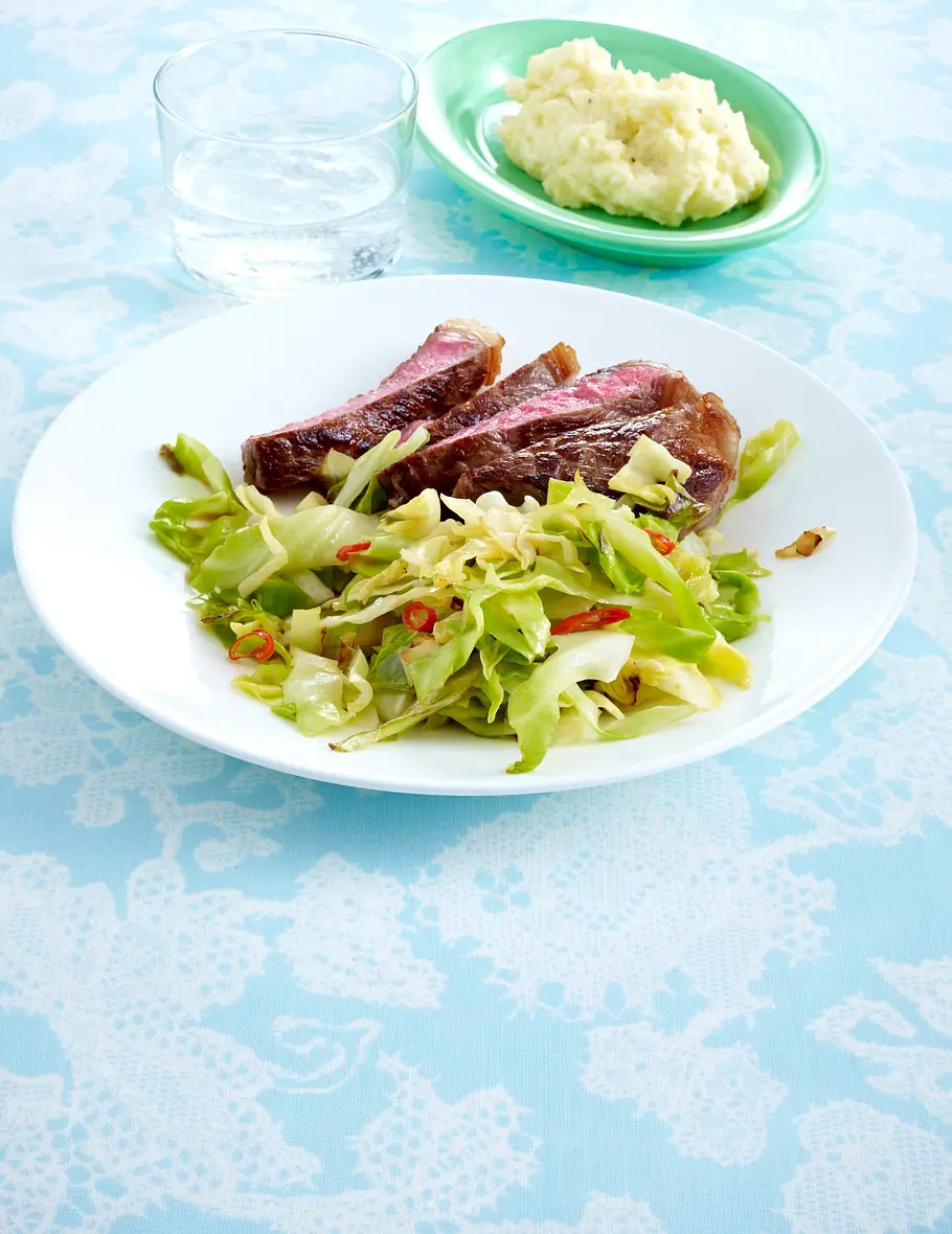 Chili-Spitzkohl zu Steak und Kartoffelpüree Rezept