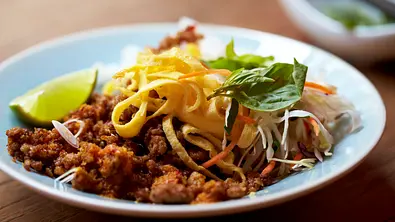 Chili-Zitronengras-Hack mit Eistreifen und Thai-Basilikum Rezept - Foto: LECKER @ Bauer Media Group