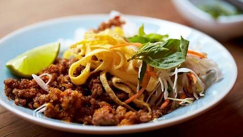 Chili-Zitronengras-Hack mit Eistreifen und Thai-Basilikum Rezept - Foto: House of Food / Bauer Food Experts KG