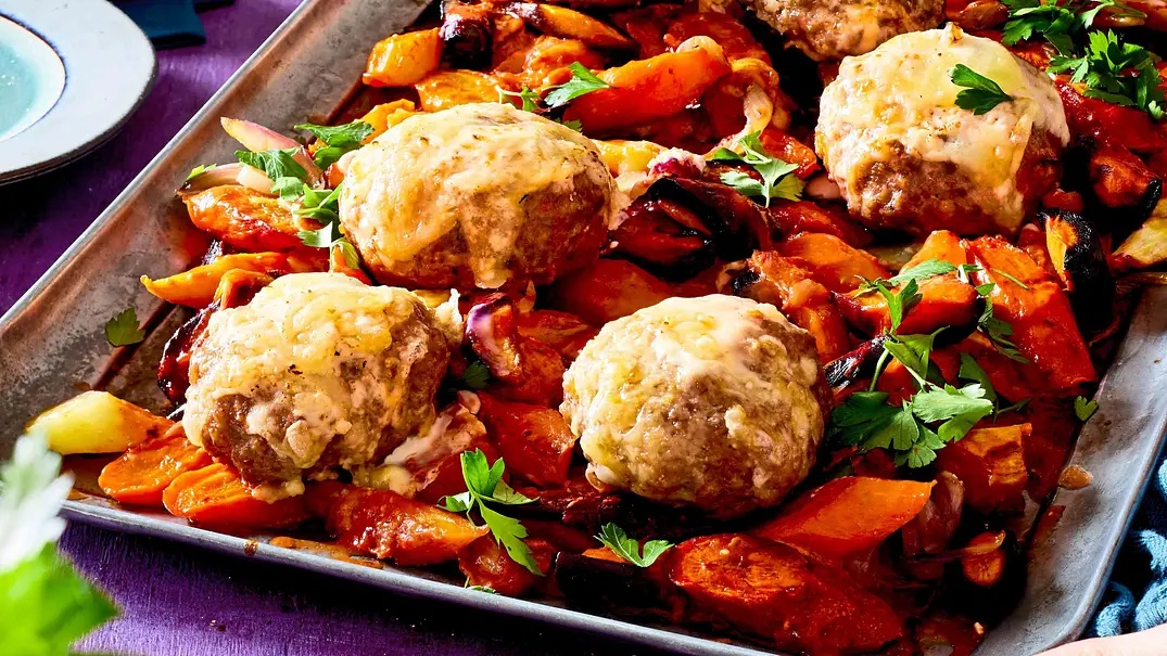Herbstliches Ofengemüse mit Frikadellen Rezept - Foto: LECKER @ Bauer Media Group Herbstliches Ofengemüse mit Frikadellen Rezept - Foto: LECKER @ Bauer Media Group