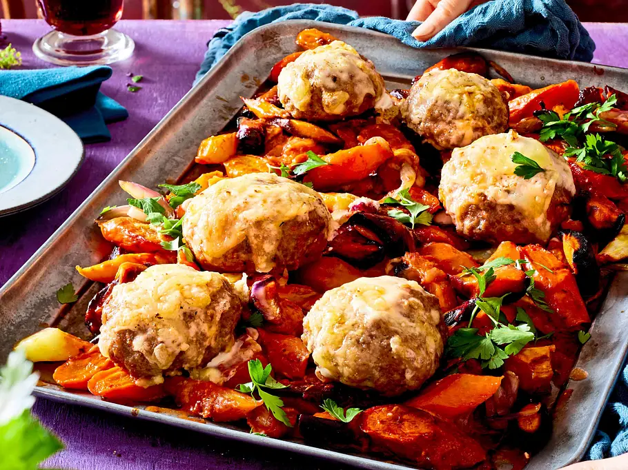 Herbstliches Ofengemüse mit Frikadellen Rezept