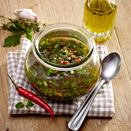 Chimichurri-Sauce in einer Schüssel