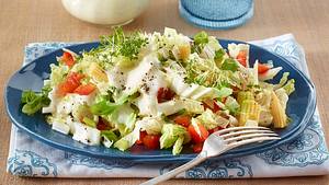 Chinakohl-Salat mit Saure-Sahne-Dressing Rezept - Foto: House of Food / Bauer Food Experts KG