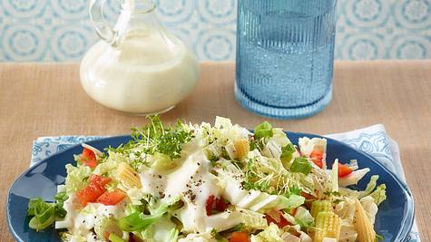 Chinakohl-Salat mit Saure-Sahne-Dressing Rezept - Foto: House of Food / Bauer Food Experts KG