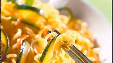 Chinanudeln mit Möhren-Zucchini-Gemüse Rezept - Foto: LECKER @ Bauer Media Group