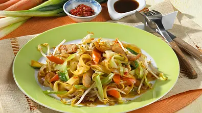 Chinesische Bratnudeln Rezept - Foto: LECKER @ Bauer Media Group
