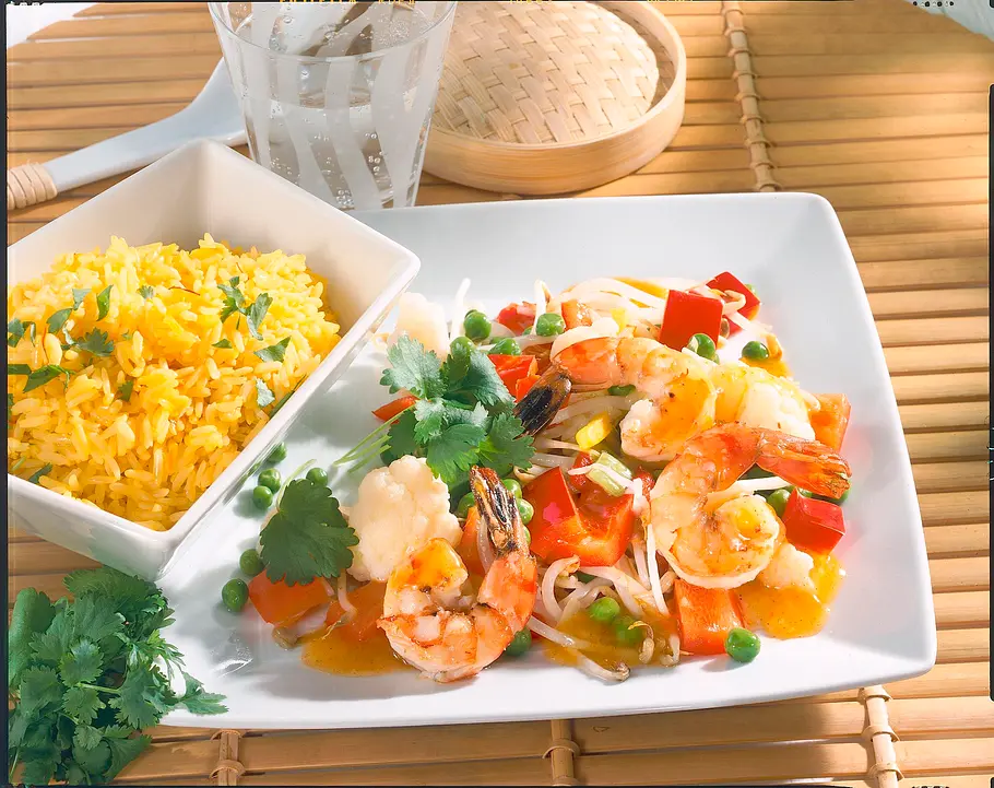 Chinesische Gemüsepfanne mit Garnelen und Safranreis Rezept Chinesische Gemüsepfanne mit Garnelen und Safranreis Rezept