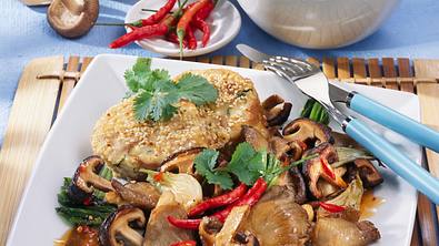 Chinesische Pilzpfanne mit Sesamknödel Rezept - Foto: LECKER @ Bauer Media Group