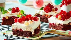 Choc n Roll-Brownie mit Johannisbeeren Rezept - Foto: LECKER @ Bauer Media Group Choc n Roll-Brownie mit Johannisbeeren Rezept - Foto: LECKER @ Bauer Media Group