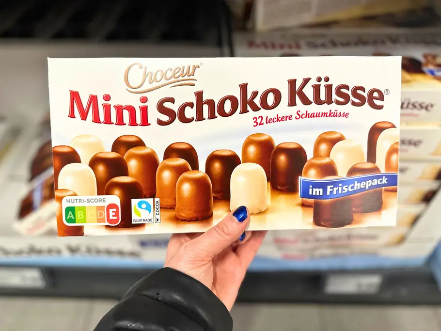 Eine Hand hält eine Packung Mini-Schokoküsse von Choceur