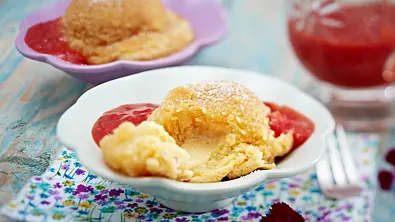Chocolate-Blondie-Malheur mit Erdbeersoße Rezept - Foto: LECKER @ Bauer Media Group