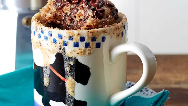 Schoko-Nuss-Tassenkuchen in einem weißen Becher mit Hundemotiv - Foto: LECKER @ Bauer Media Group Schoko-Nuss-Tassenkuchen in einem weißen Becher mit Hundemotiv - Foto: LECKER @ Bauer Media Group