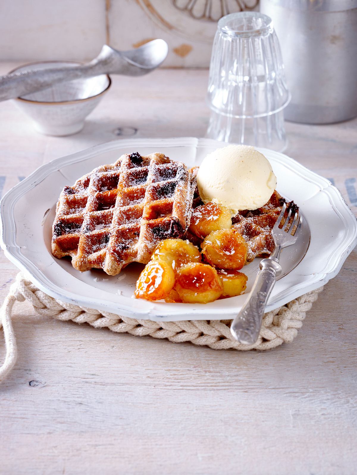 Chocolate Chips-Waffeln mit karamellisierten Kokos-Bananen und Vanilleeis Rezept