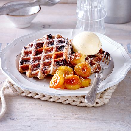 Chocolate Chips-Waffeln mit karamellisierten Kokos-Bananen und Vanilleeis Rezept