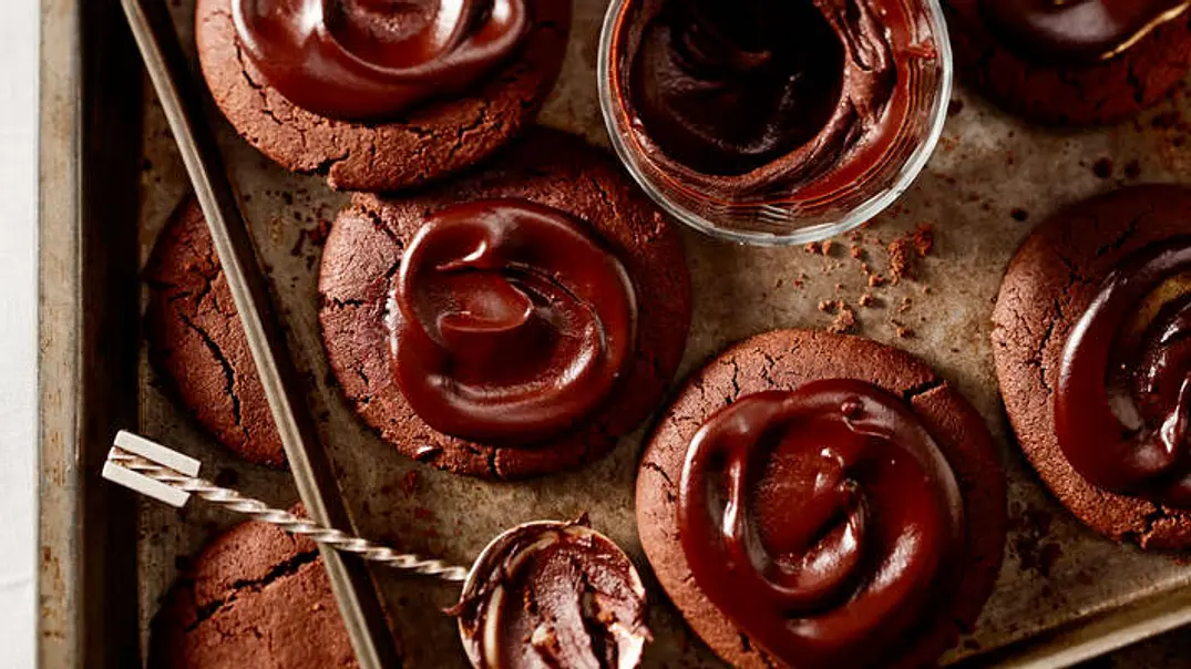 Chocolate-Cookies mit gesalzenem Karamell Rezept - Foto: LECKER @ Bauer Media Group Chocolate-Cookies mit gesalzenem Karamell Rezept - Foto: LECKER @ Bauer Media Group