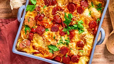 Chorizo-Auflauf Brotretter in einer quadratischen Auflaufform - Foto: LECKER @ Bauer Media Group