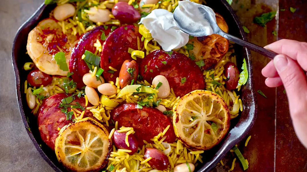 Chorizo-Blitz-Paella mit Oliven Rezept - Foto: LECKER @ Bauer Media Group Chorizo-Blitz-Paella mit Oliven Rezept - Foto: LECKER @ Bauer Media Group
