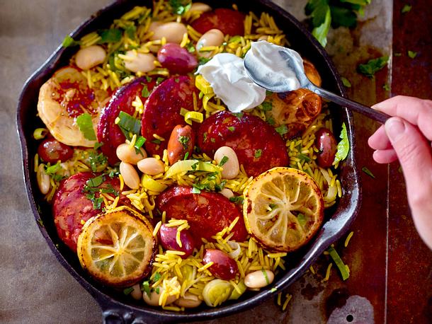 Chorizo-Blitz-Paella mit Oliven Rezept Chorizo-Blitz-Paella mit Oliven Rezept