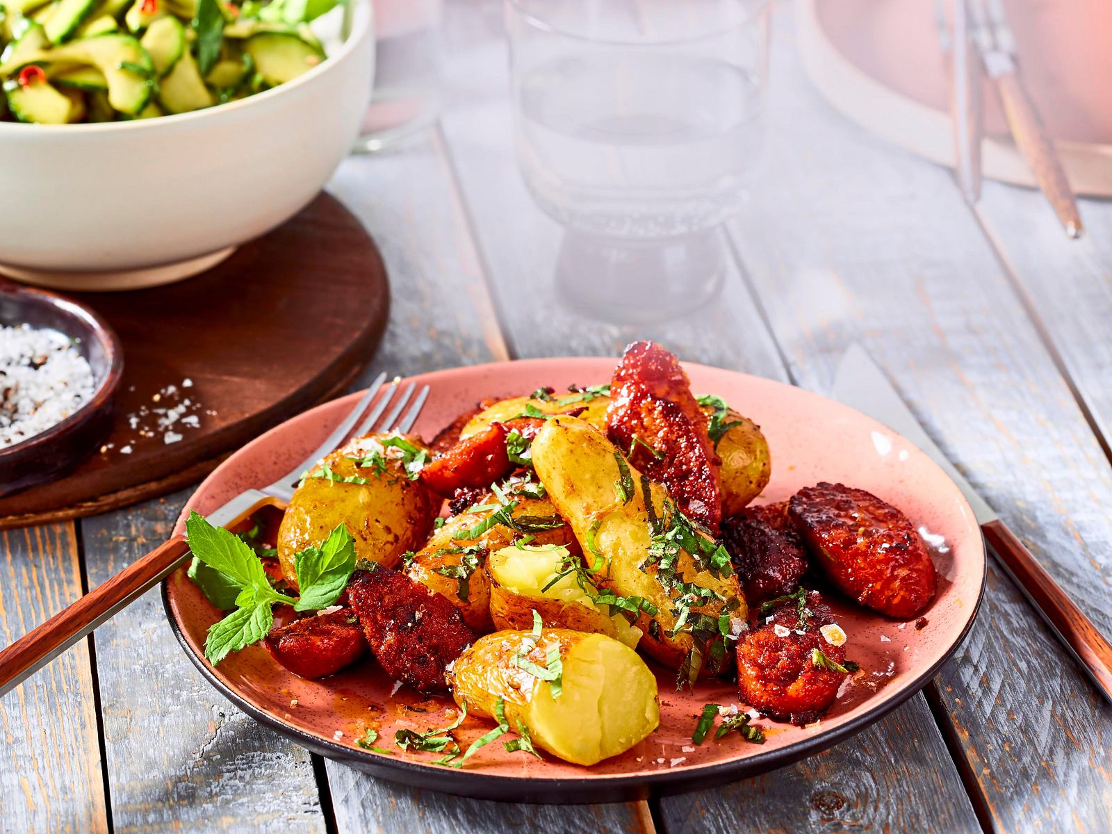 Chorizo-Röstkartoffeln auf asiatischem Gurkensalat Rezept | LECKER