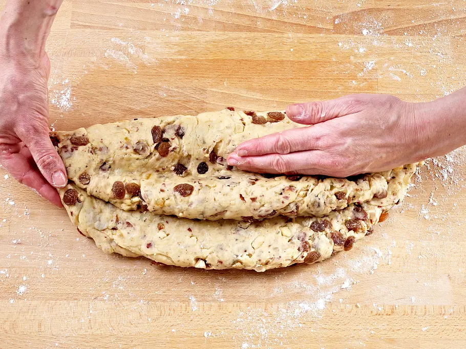 Christstollen Rezept: Hefeteig formen Christstollen Rezept: Hefeteig formen