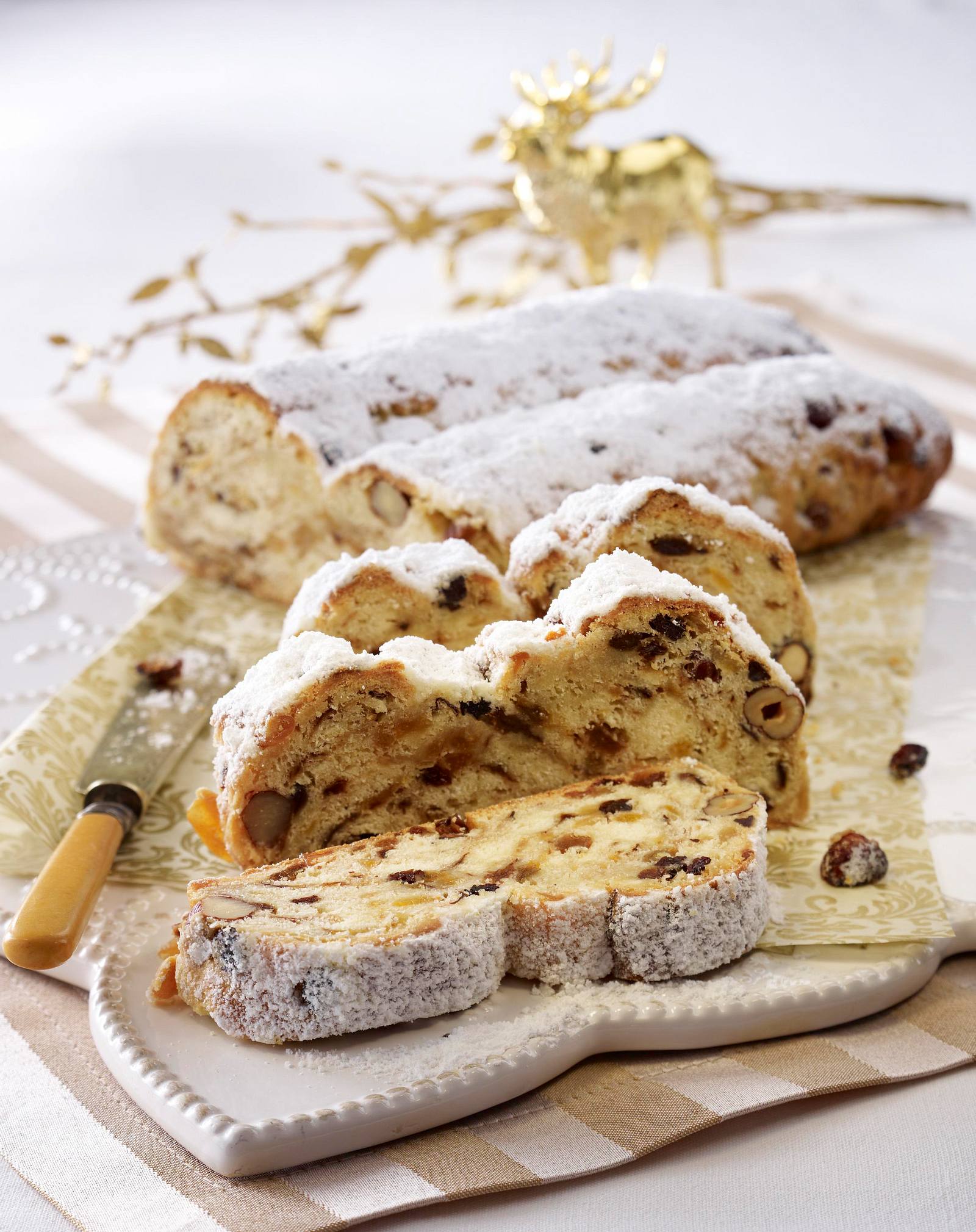 Christstollen mit Nüssen und Quark Rezept | LECKER