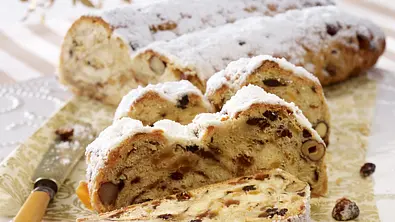 Christstollen mit Nüssen Rezept - Foto: LECKER @ Bauer Media Group