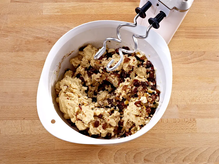 Christstollen Rezept: Hefeteig mit den Knethaken kneten Christstollen Rezept: Hefeteig mit den Knethaken kneten