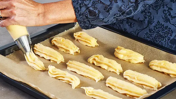Churros aus dem Ofen: Brandteig aufs Blech spritzen - Foto: LECKER @ Bauer Media Group Churros aus dem Ofen: Brandteig aufs Blech spritzen - Foto: LECKER @ Bauer Media Group