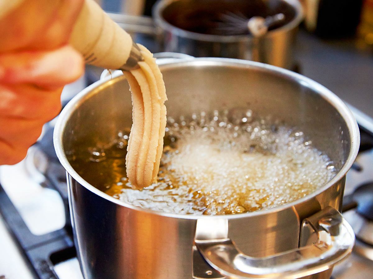 Churros in Öl ausbacken