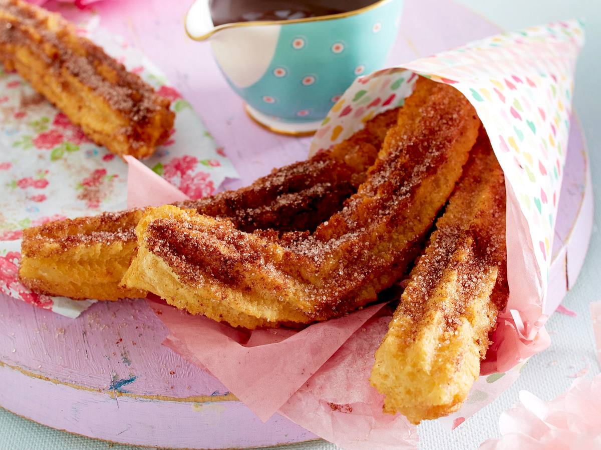 Churros mit dunkler Schokosoße Rezept