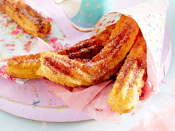 Churros mit dunkler Schokosoße Rezept Churros mit dunkler Schokosoße Rezept