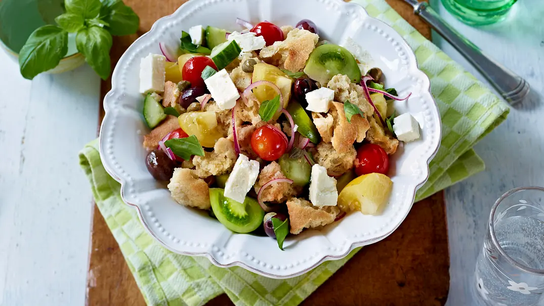 Ciabatta-Brot-Salat mit Tomaten, Oliven und Feta Rezept - Foto: LECKER @ Bauer Media Group Ciabatta-Brot-Salat mit Tomaten, Oliven und Feta Rezept - Foto: LECKER @ Bauer Media Group