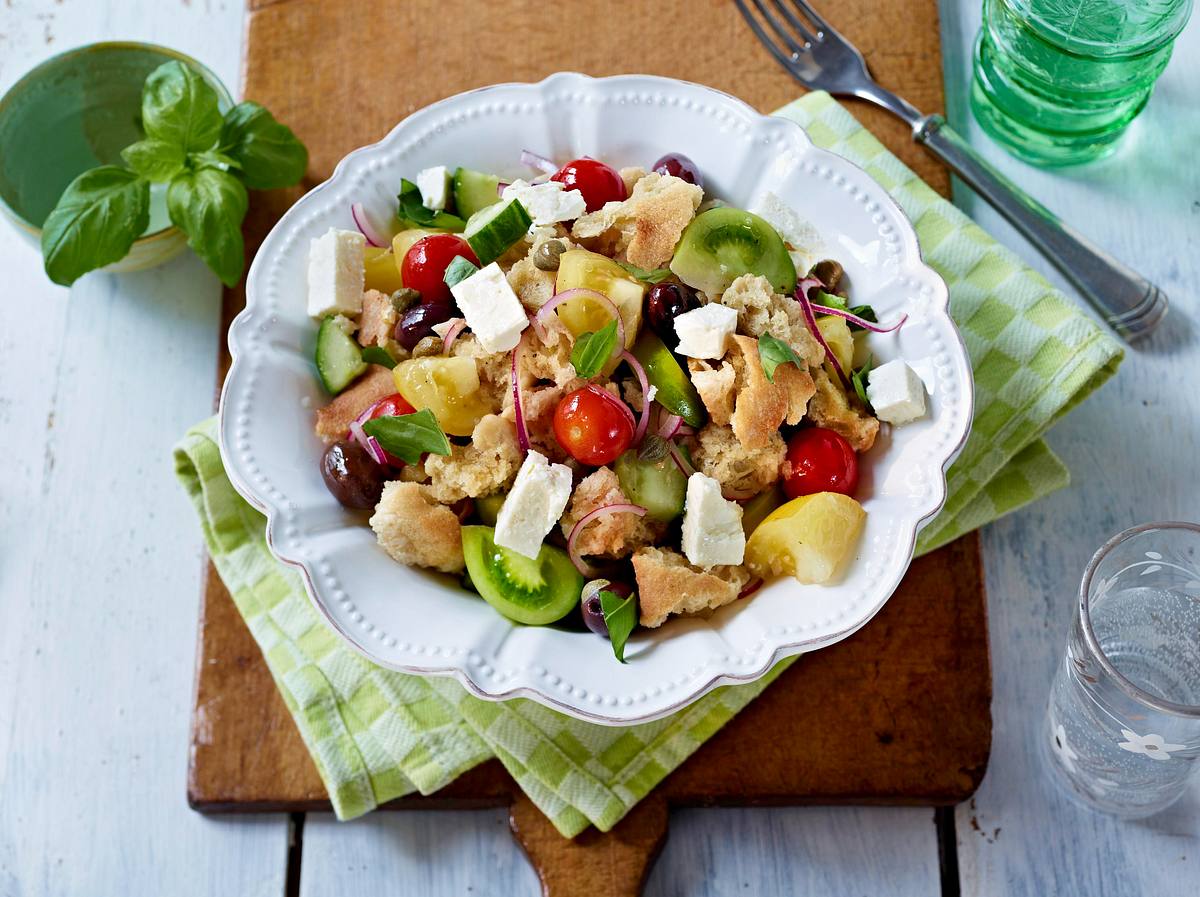 Ciabatta-Brot-Salat mit Tomaten, Oliven und Feta Rezept