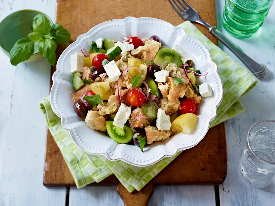 Ciabatta-Brot-Salat mit Tomaten, Oliven und Feta Rezept Ciabatta-Brot-Salat mit Tomaten, Oliven und Feta Rezept