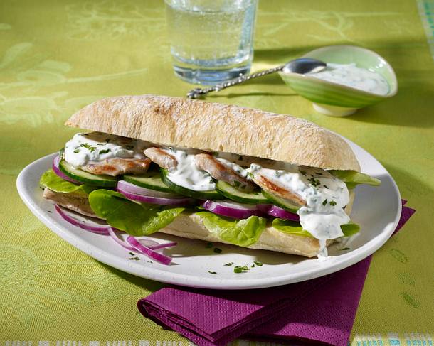 Ciabatta-Burger mit Schweinemedaillon, Gurke und Kräuter-Joghurt-Soße Rezept Ciabatta-Burger mit Schweinemedaillon, Gurke und Kräuter-Joghurt-Soße Rezept