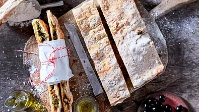 Ciabatta-Calzone mit Brokkoli-Salsiccia-Füllung  Rezept - Foto: LECKER @ Bauer Media Group