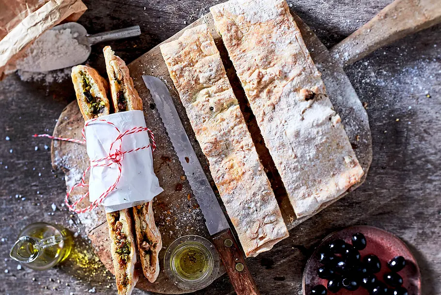 Ciabatta-Calzone mit Brokkoli-Salsiccia-Füllung Rezept Ciabatta-Calzone mit Brokkoli-Salsiccia-Füllung Rezept