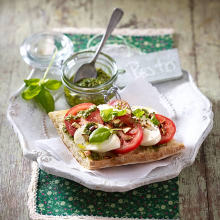 Ciabatta caprese mit Mandel-Kräuter-Pesto Rezept Ciabatta caprese mit Mandel-Kräuter-Pesto Rezept
