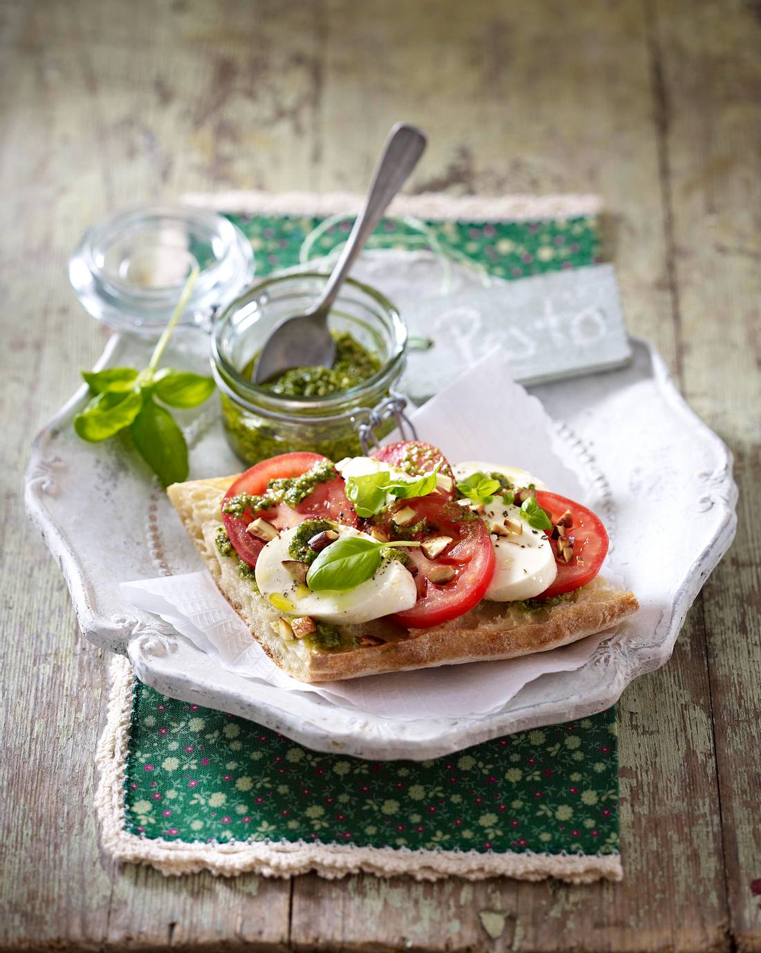 Ciabatta caprese mit Mandel-Kräuter-Pesto Rezept | LECKER