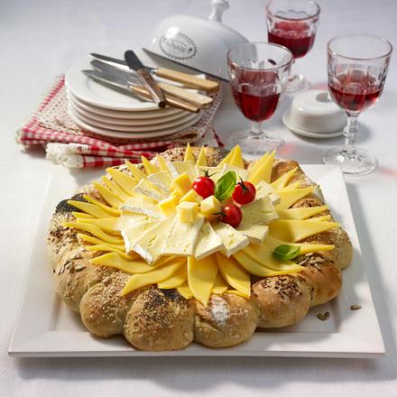Ciabatta-Kranz mit dreierlei Käse Rezept Ciabatta-Kranz mit dreierlei Käse Rezept