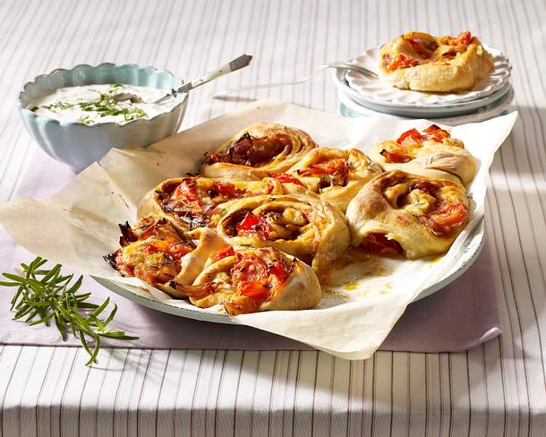 Ciabatta-Schnecken mit Tomaten-Zwiebelfüllung Rezept