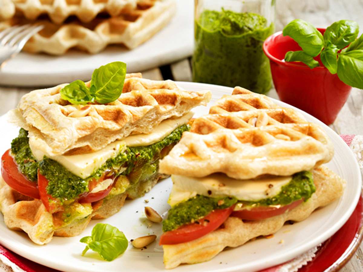 Ciabatta-Waffel-Sandwiches mit Pesto, Tomaten und Mozzarella Rezept